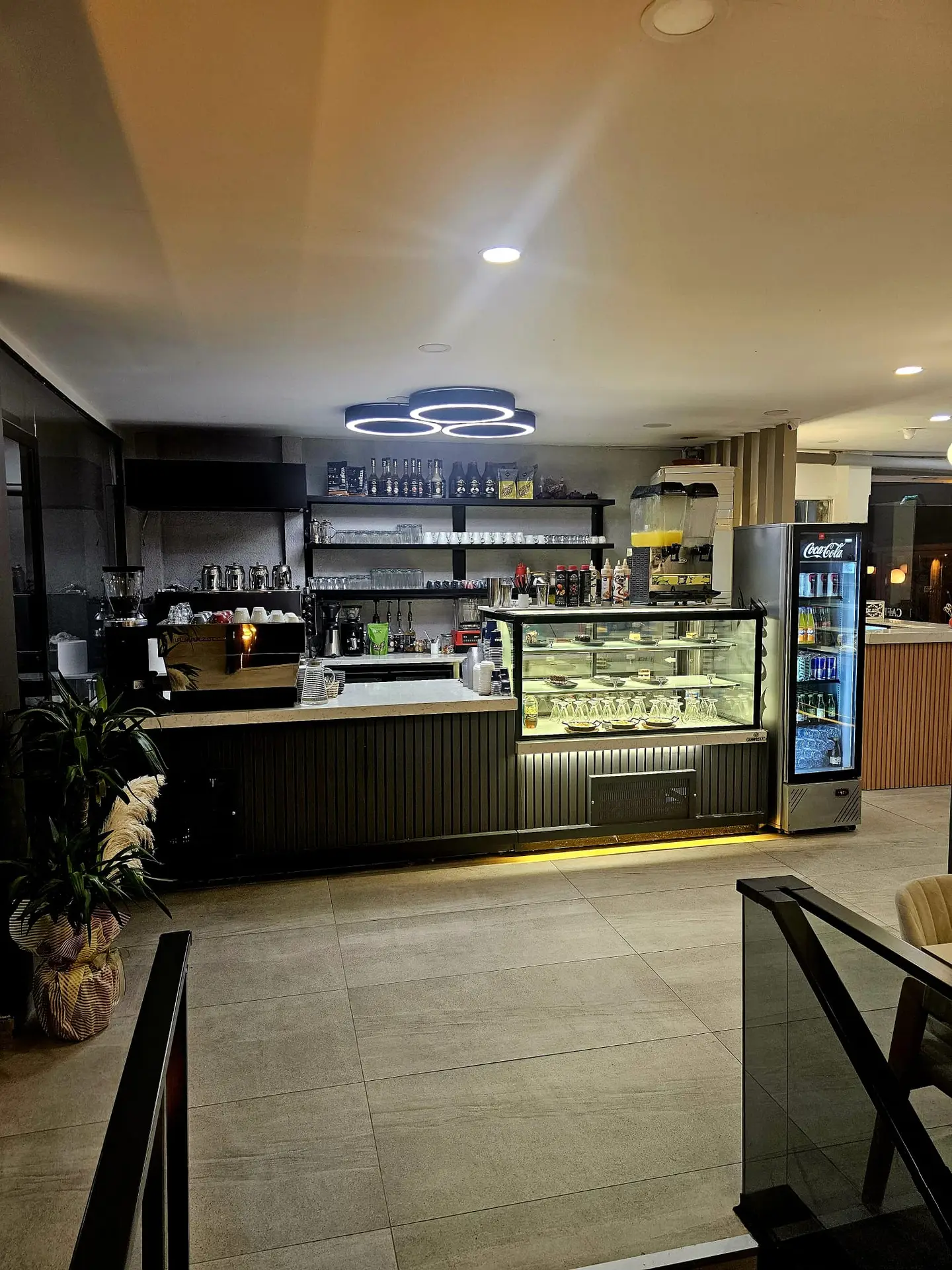 Espresso makinesi ve tatlı vitrini olan kahve barı