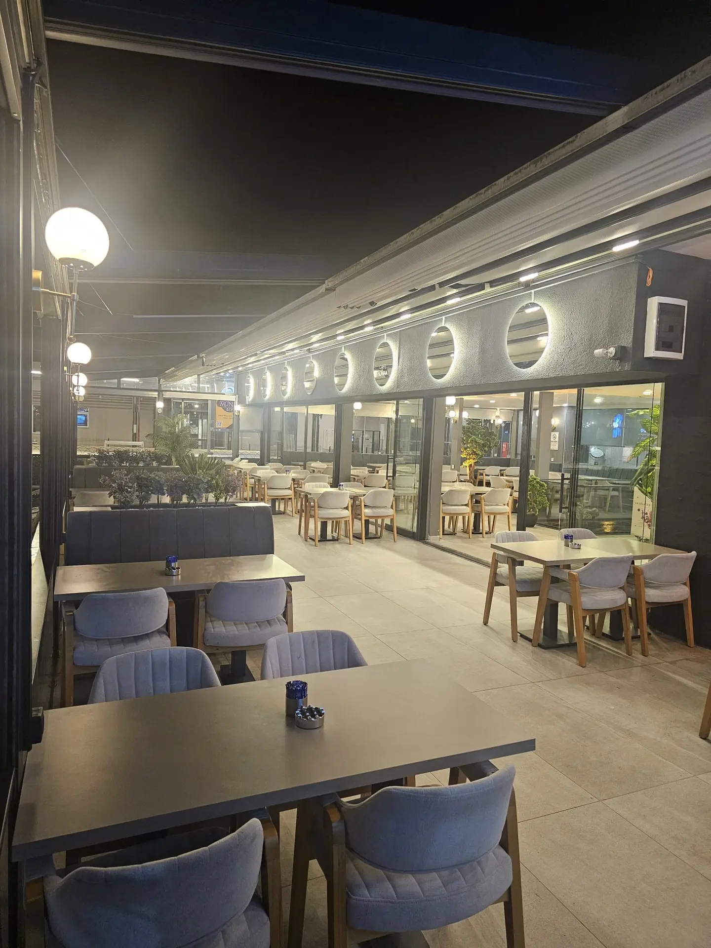 Açılabilir tavanlı dış mekan terası, gece görünümü